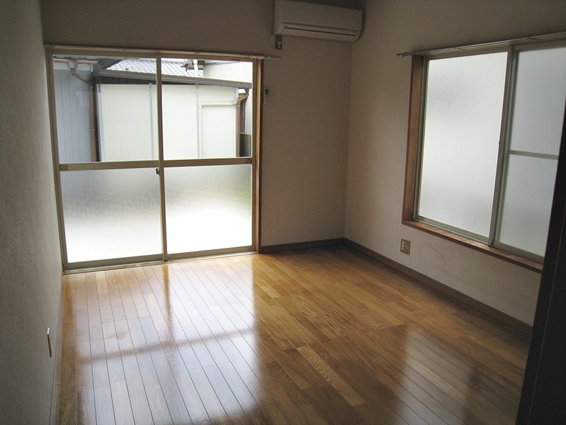 洋室（写真は102号室を引用しています）