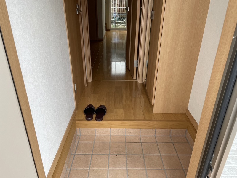 玄関（写真は102号室を引用）