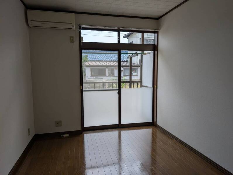 洋室（写真は103号室を引用）