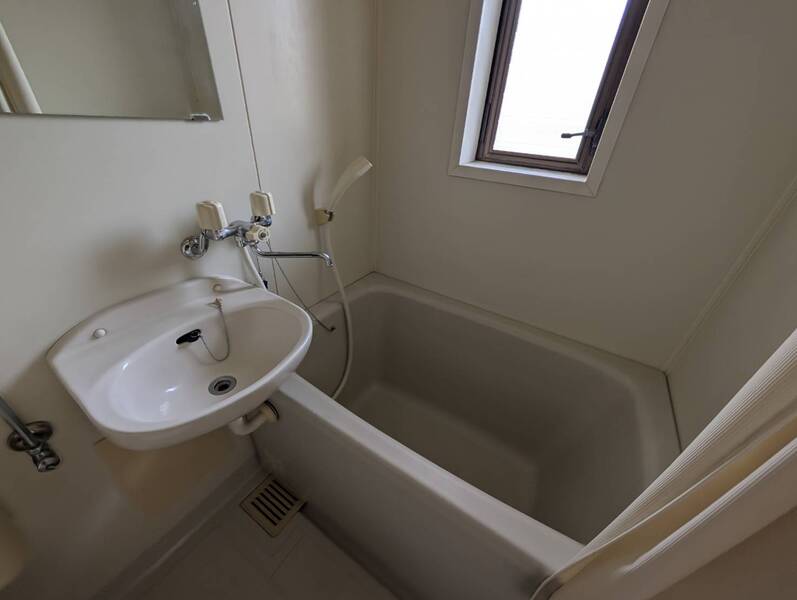 浴室（写真は103号室を引用）